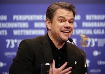 Matt Damon tifoso della Roma: al Roma Club di New York con la sciarpa giallorossa [FOTO]