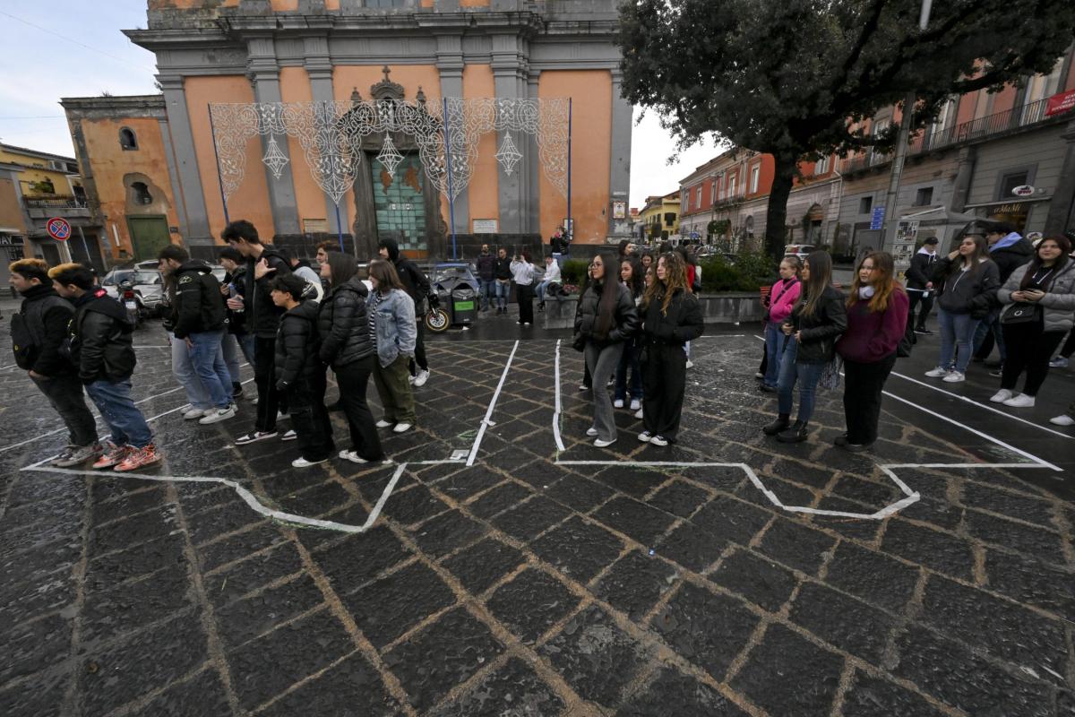 Scuola Napoli contestazione, immondizia alla San Giovanni Bosco