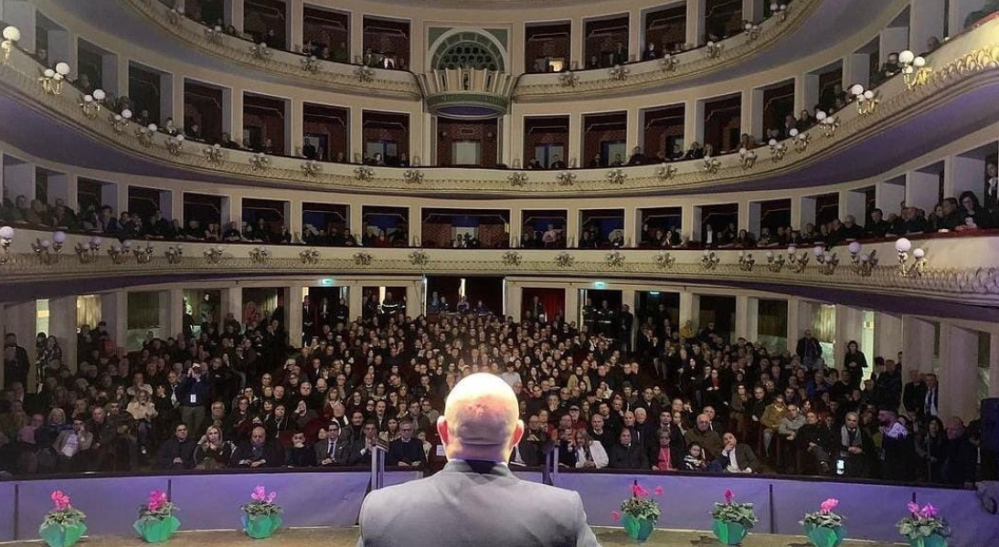 Bandecchi: “Sono un Berlusconi 4.0, ma vengo dal popolo. A Reggio uno spettacolo. Per la gente rappresento la loro rivincita”