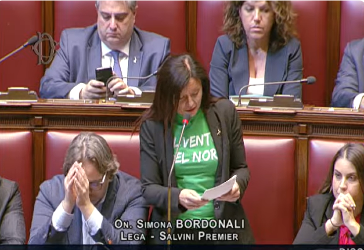 Autonomia, t-shirt con scritta “Vento del nord”: esplode la protesta dell’opposizione. Molinari (Lega): “Tempi brevi per approvazione” |VIDEO