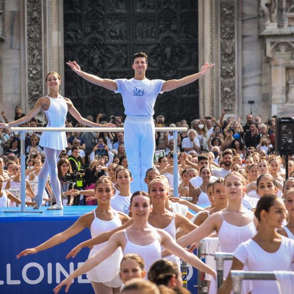 Roberto Bolle a Milano maestro per 1600 ballerini in piazza Duomo