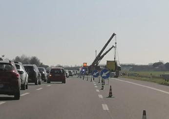 A14, scontro tra auto e due tir in galleria: due feriti gravi e chilometri di coda