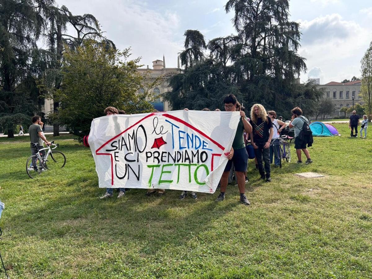 Le proteste di “Tende in piazza” contro il caro affitti: “A Milano …