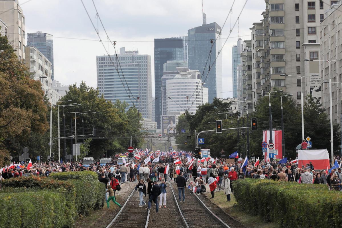 Polonia, l’opposizione scende in piazza a Varsavia: presenti un mil…