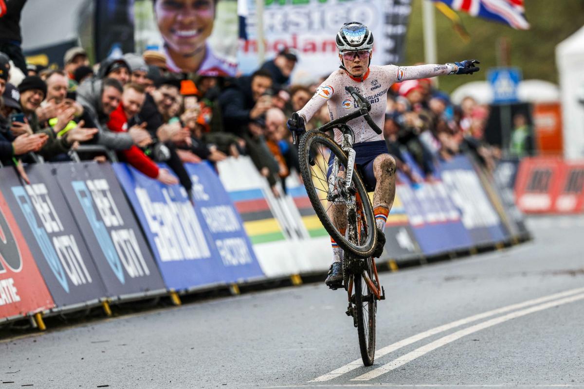 Mondiali ciclocross, dominio olandese: Van Empel si riconferma, 6/a Casasola