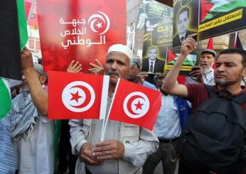 Tunisia, arrestati due giornalisti e un’avvocatessa per aver criticato il presidente Saied: proteste a Tunisi