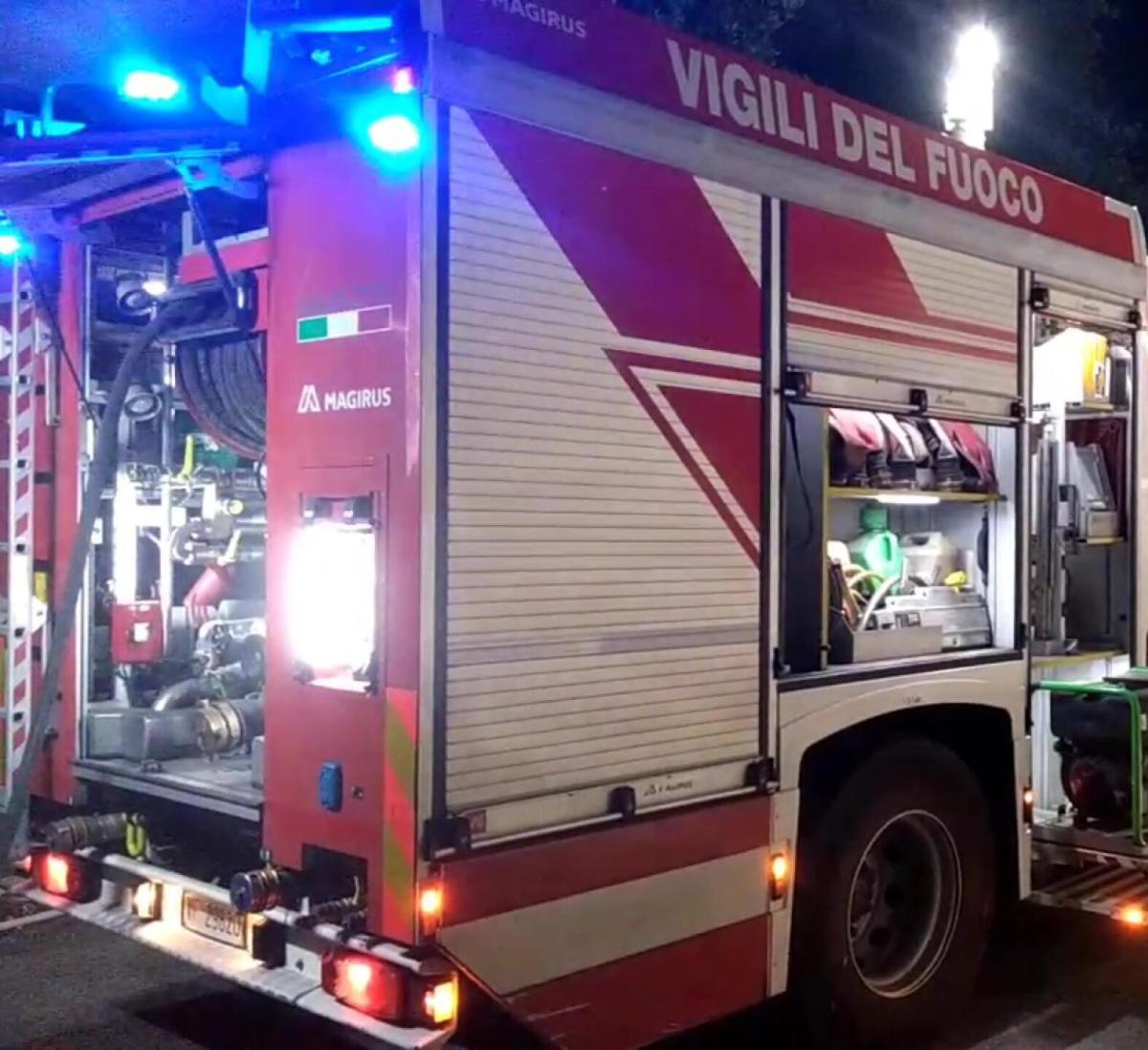 Incendio a Firenze, brucia un appartamento in via Bolognese: evacua…