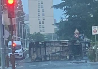 Francia, guerriglia urbana tra le strade per la morte di Nahel. La …