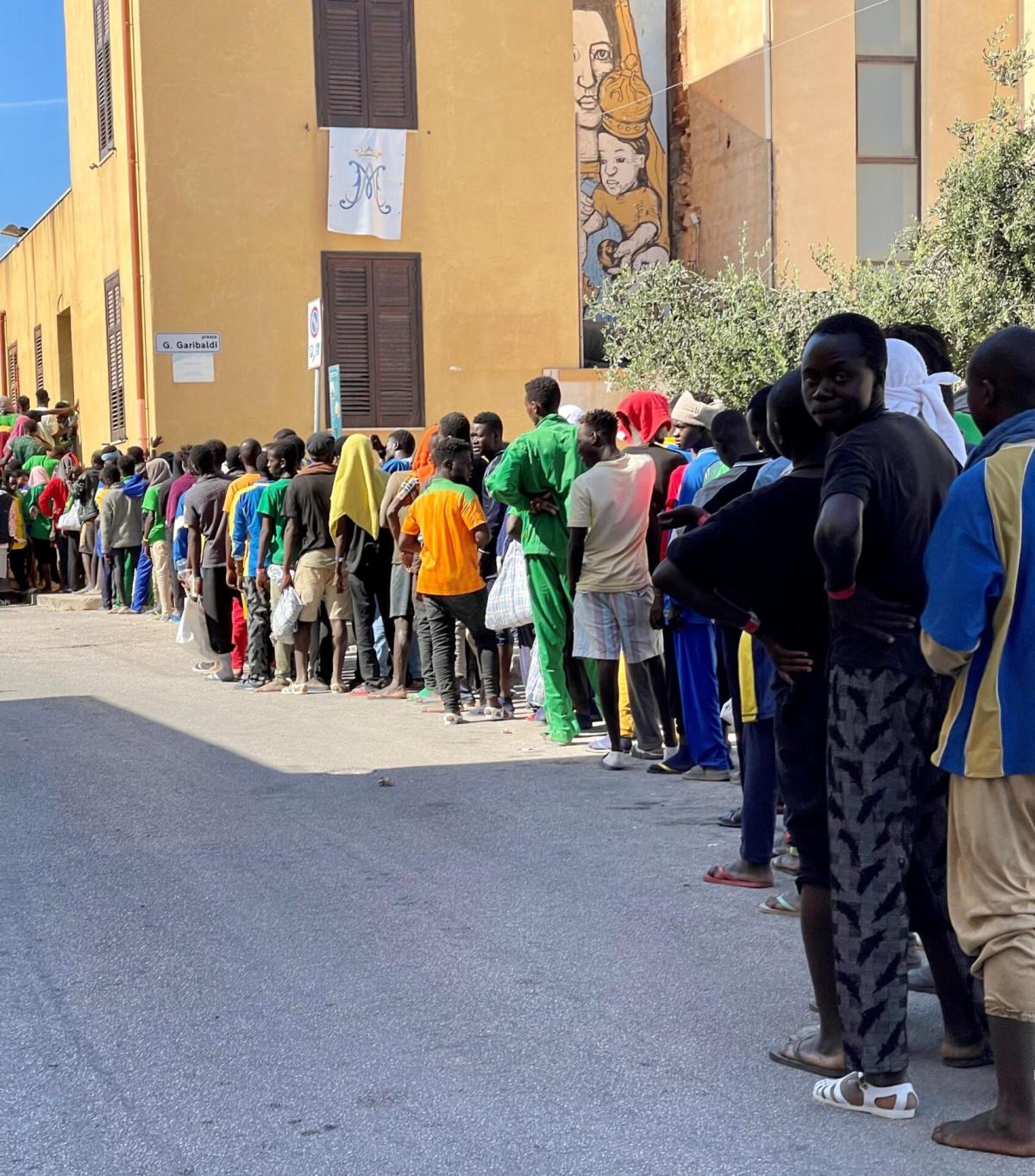 Migranti Lampedusa, l’isola è nel caos: persone mangiano e dormono …