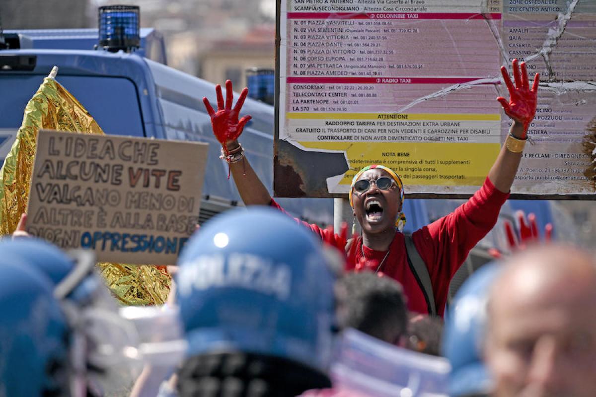 Scontri al Forum di Napoli, i manifestanti insorgono: “Piantedosi e…