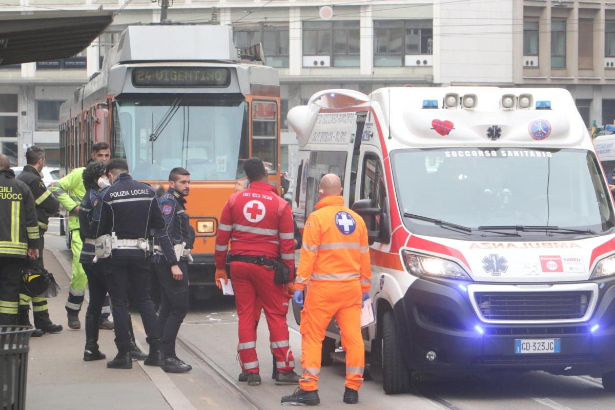 Milano, celebrato il funerale del 14enne investito dal tram, il pad…