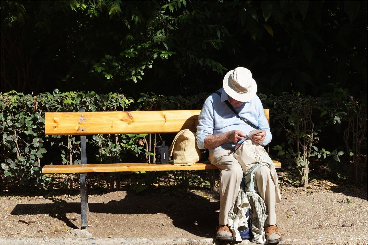 62 anni sono davvero l’età peggiore per richiedere la pensione? Chi può andare via (e come) e perché lavorare un anno di lavoro in più conviene?