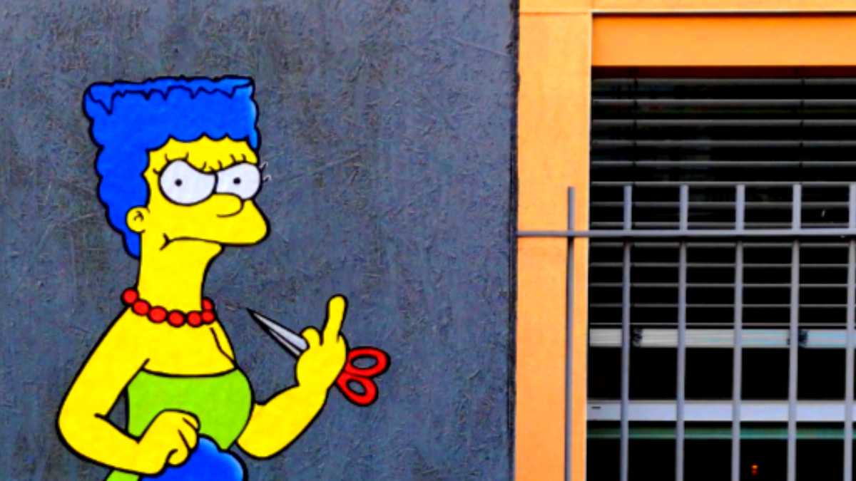 Marge Simpson riappare a Milano murales per Iran