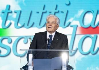 Mattarella a Forlì inaugura il nuovo anno scolastico accolto da 800 studenti: “Scuola prima e più importante risposta al degrado”. Sui migranti: “Dal loro inserimento può dipendere futuro dell’Italia” | FOTO