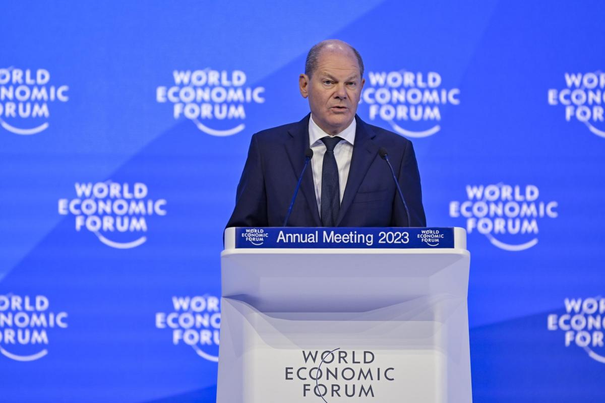 Scholz a Davos: “Supportiamo Ucraina con invio armi”