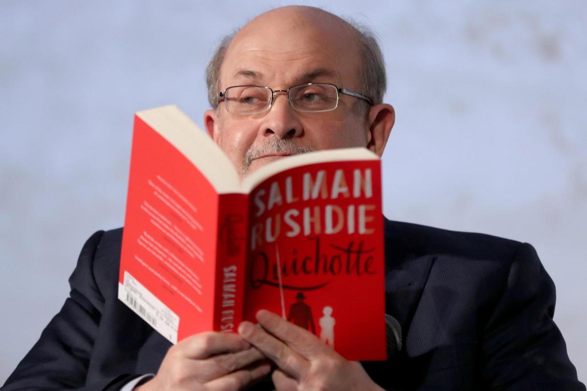 Accoltellamento Salman Rushdie: lo scrittore ha perso un occhio e l’uso di una mano