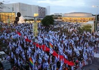 Riforma della giustizia sospesa: 100mila persone di fronte alla Knesset