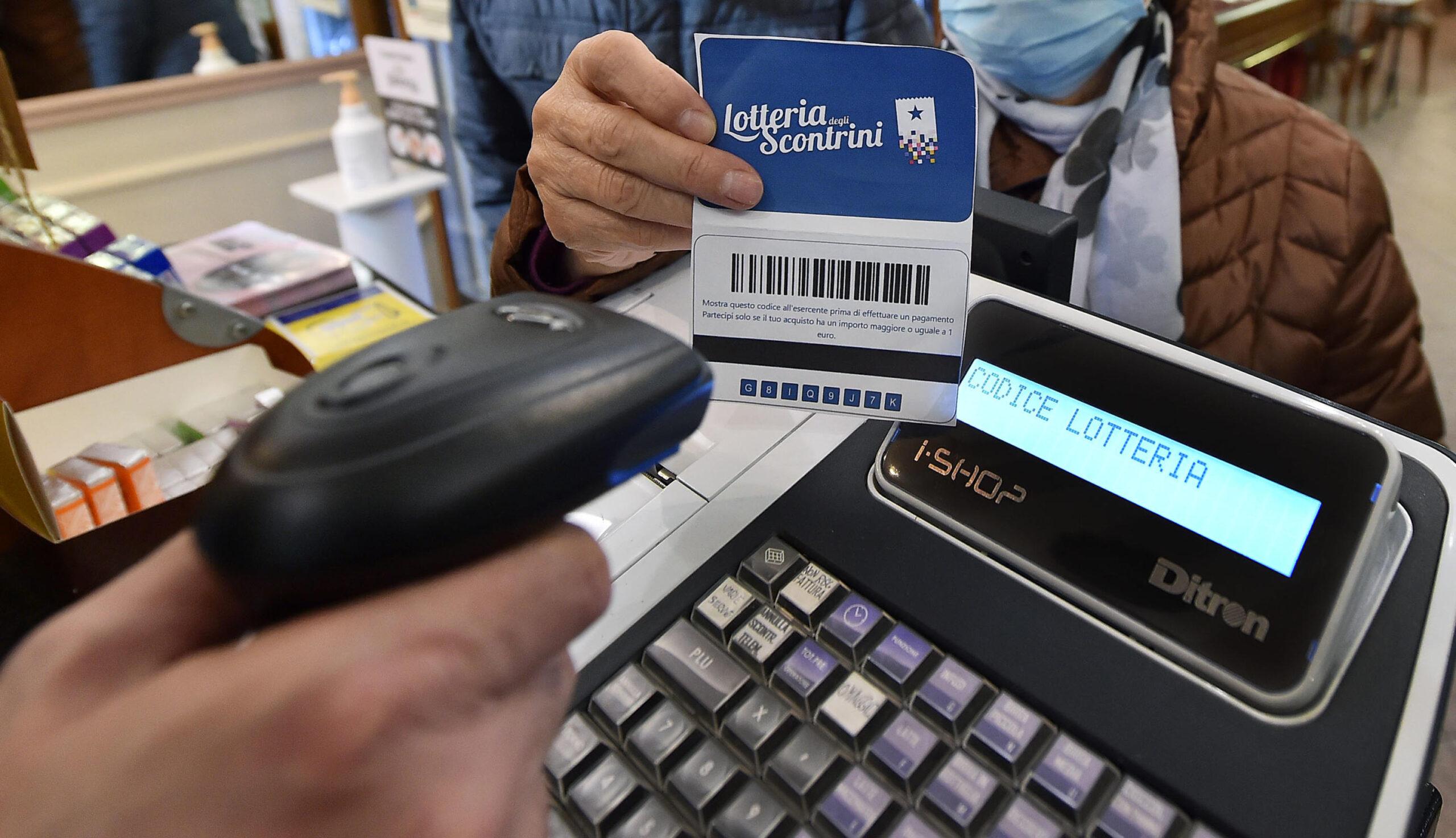 Lotteria degli scontrini, pensionato vince 100 mila euro a Roma e rischia il collasso: “Comprerò casa, meglio tardi che mai”