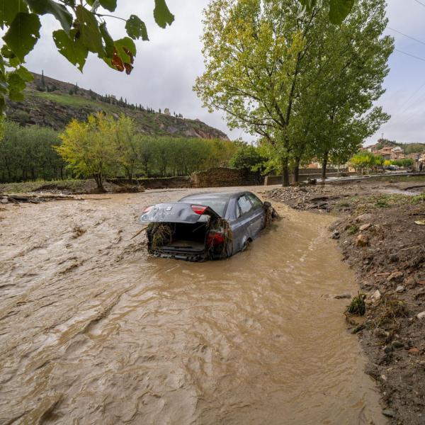 Spagna, alluvione a Valencia: in otto ore è scesa la pioggia di un anno, quasi cento vittime