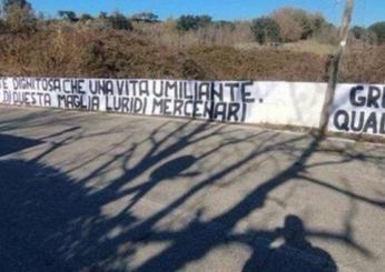 Roma, duro striscione dei tifosi contro la squadra a Trigoria: “Non siete degni di questa maglia luridi mercenari”