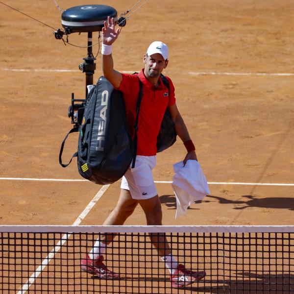 Internazionali d’Italia 2024, Djokovic eliminato a Roma battuto in 2 set da Tabilo: “Giornata storta, non l’ho sottovalutato. Senza equilibrio, forse colpa della borraccia, ora testa al Roland Garros”