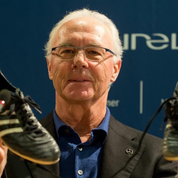 La morte di Franz Beckenbauer, il cordoglio dal mondo. Rummenigge: “In tutti i suoi ruoli è stato unico”