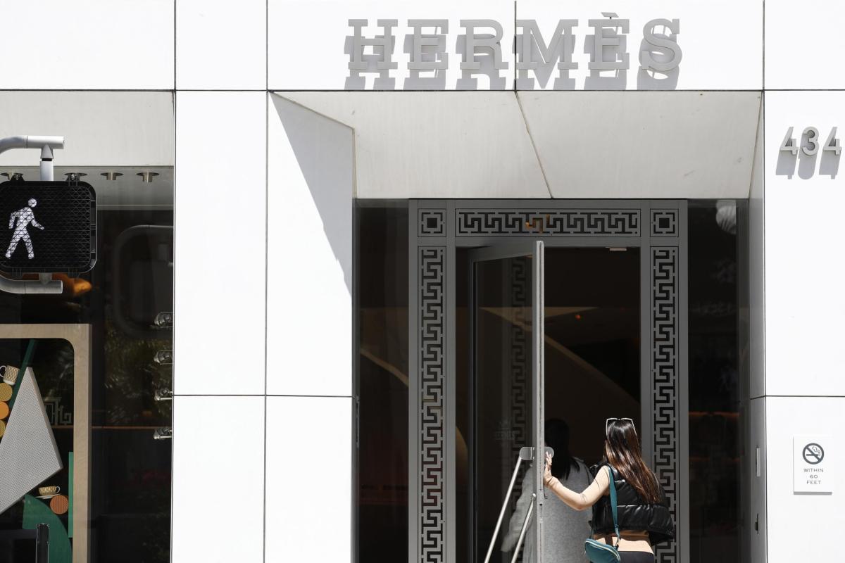 Milano, furto in un negozio di Hermès: rubate borse del valore di 9…