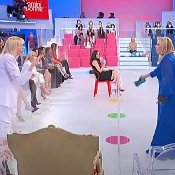 Uomini e donne, Gemma in lacrime per Maurizio, interviene Tina: “Ti sta sfruttando”