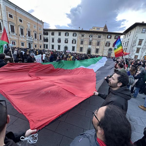 Pisa, Ministra Bernini contestata dai giovani dell’Università e dei centri sociali: sventolano bandiere pro-Palestina