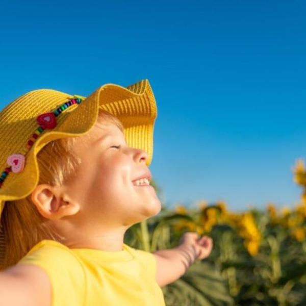 Come si manifesta l’allergia al sole nei bambini e cosa fare