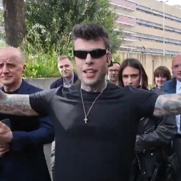 Fedez in tribunale a Roma contro il Codacons,  accusato di calunnia, il rapper: “Il pm ha chiesto il non luogo a procedere, undicesimo magistrato che mi dà ragione” | VIDEO