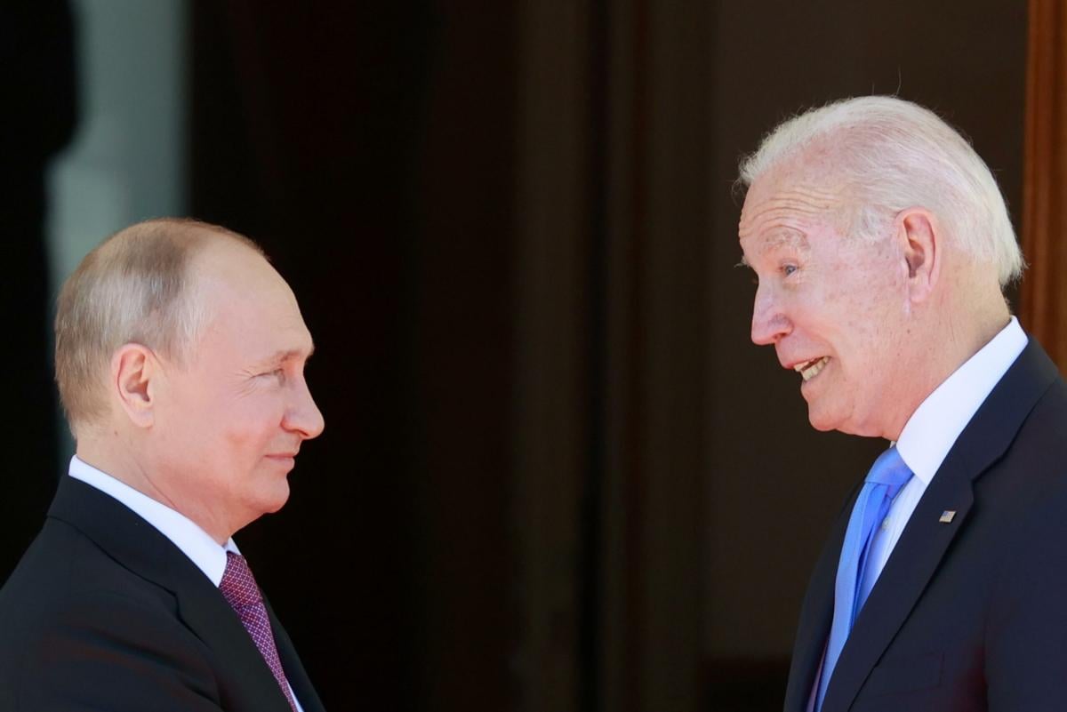 Biden tuona contro Putin: “E’ un pazzo figlio di p*****a”. La risposta dal Cremlino: “E’ solo un cowboy hollywoodiano”