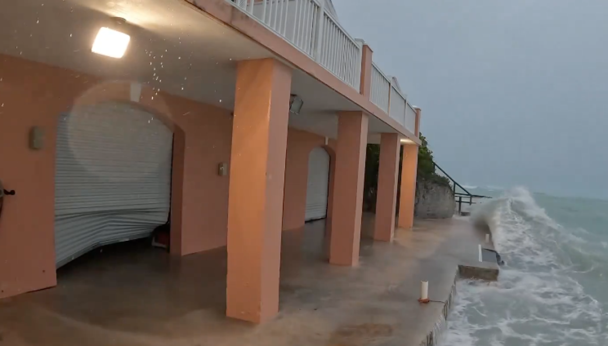 Bermuda, l’uragano Ernesto si dirige verso l’arcipelago: piogge e venti a 140 km\h | VIDEO