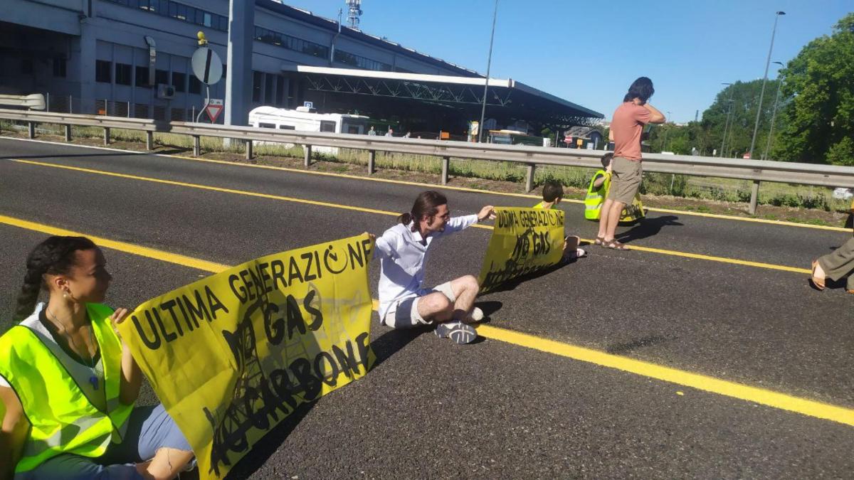 Milano: Tangenziale Est bloccata dagli ecoattivisti di Ultima Gener…