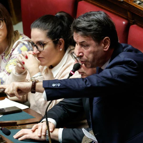 Conte contro Meloni: “questione morale” e difficoltà in Europa