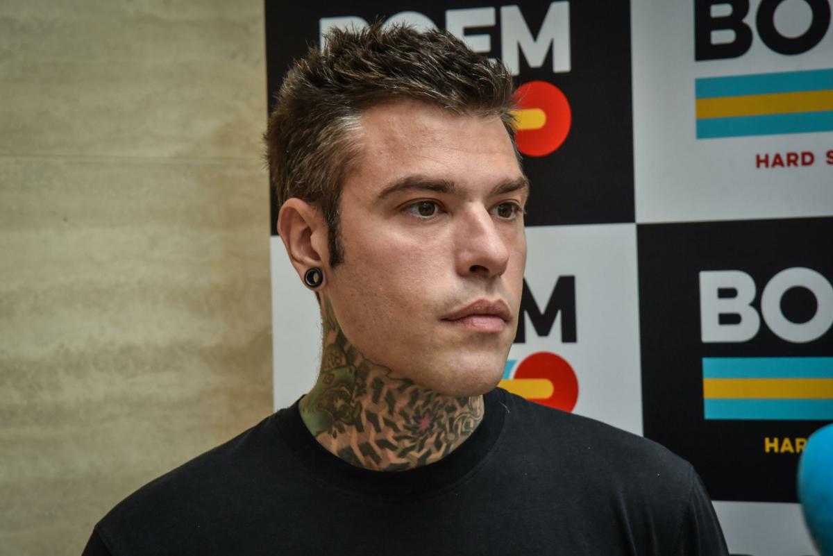 Fedez mostra la sua nuova casa: “Ancora un po’ vuota”, Ferragni torna da Dubai e gli lascia i figli: la vita da divorziati