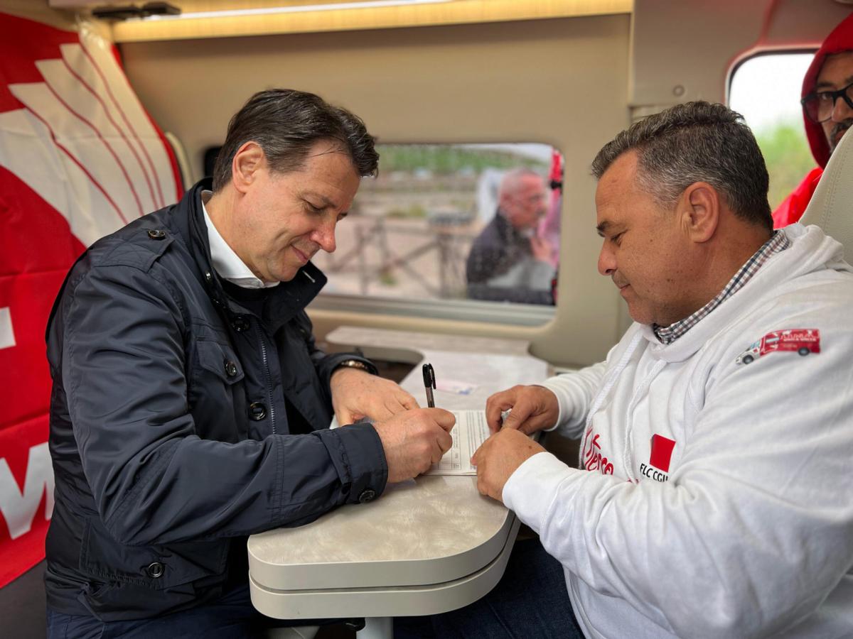 Primo Maggio, Schlein e Conte a Portella della Ginestra. La segretaria Pd: “Condizioni lavoro peggiorate”. L’ex Premier firma referendum Jobs Act