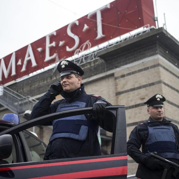 Panico al centro commerciale Roma Est: sparatoria per una rapina in gioielleria. Ladri in fuga