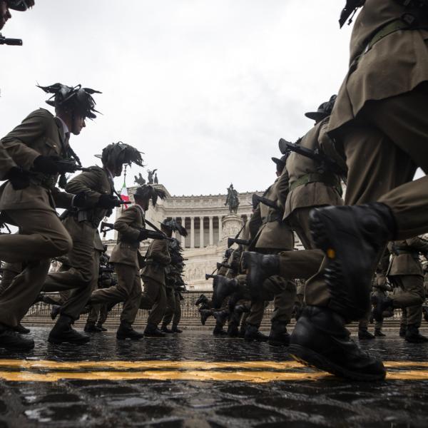 Torna la leva militare obbligatoria in Italia? Le proposte di FdI e Lega che agitano il Governo, Cattaneo (FI): “Meglio esercito professionisti” | VIDEO