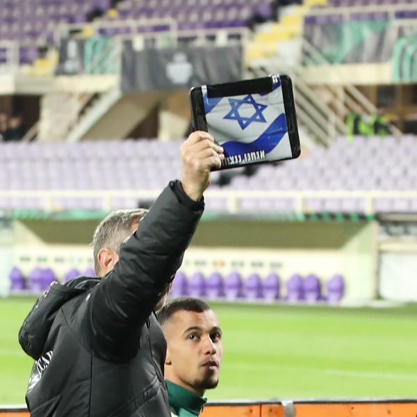 Fiorentina-Maccabi, tensione altissima a fine gara, cori pro-Palestina e contro Israele e i giocatori israeliani vanno sotto la curva dei fiorentini…[VIDEO]