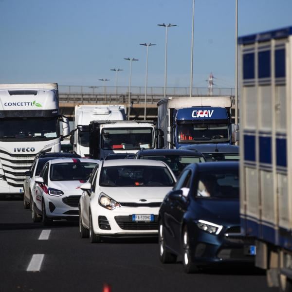 Incidente Grande Raccordo Anulare a Roma oggi 13 giugno 2024: scontro tra auto e camion, un morto