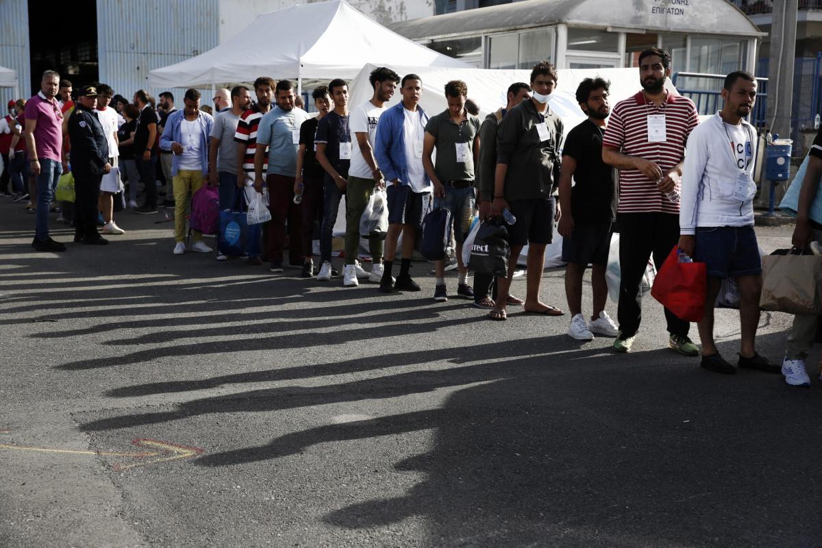 Migranti, al via il trasferimento per i superstiti del naufragio in…