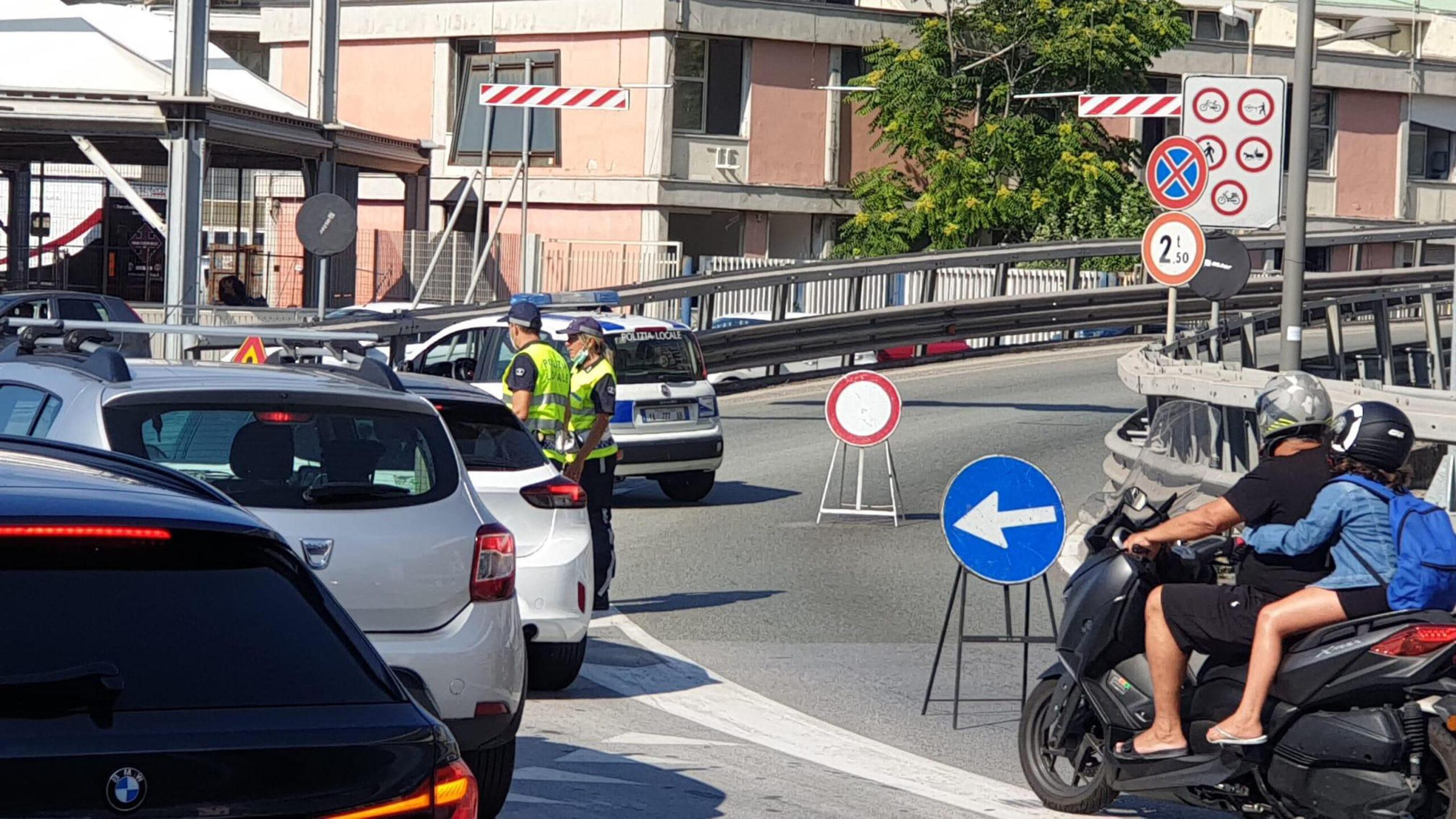 Genova, incidente sulla sopraelevata Aldo Moro, grave un motociclista e traffico in tilt