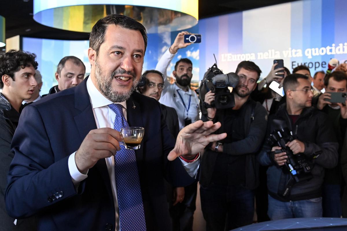 Manovra, Salvini: “Chi paga il caffè con la carta è un rompipalle”