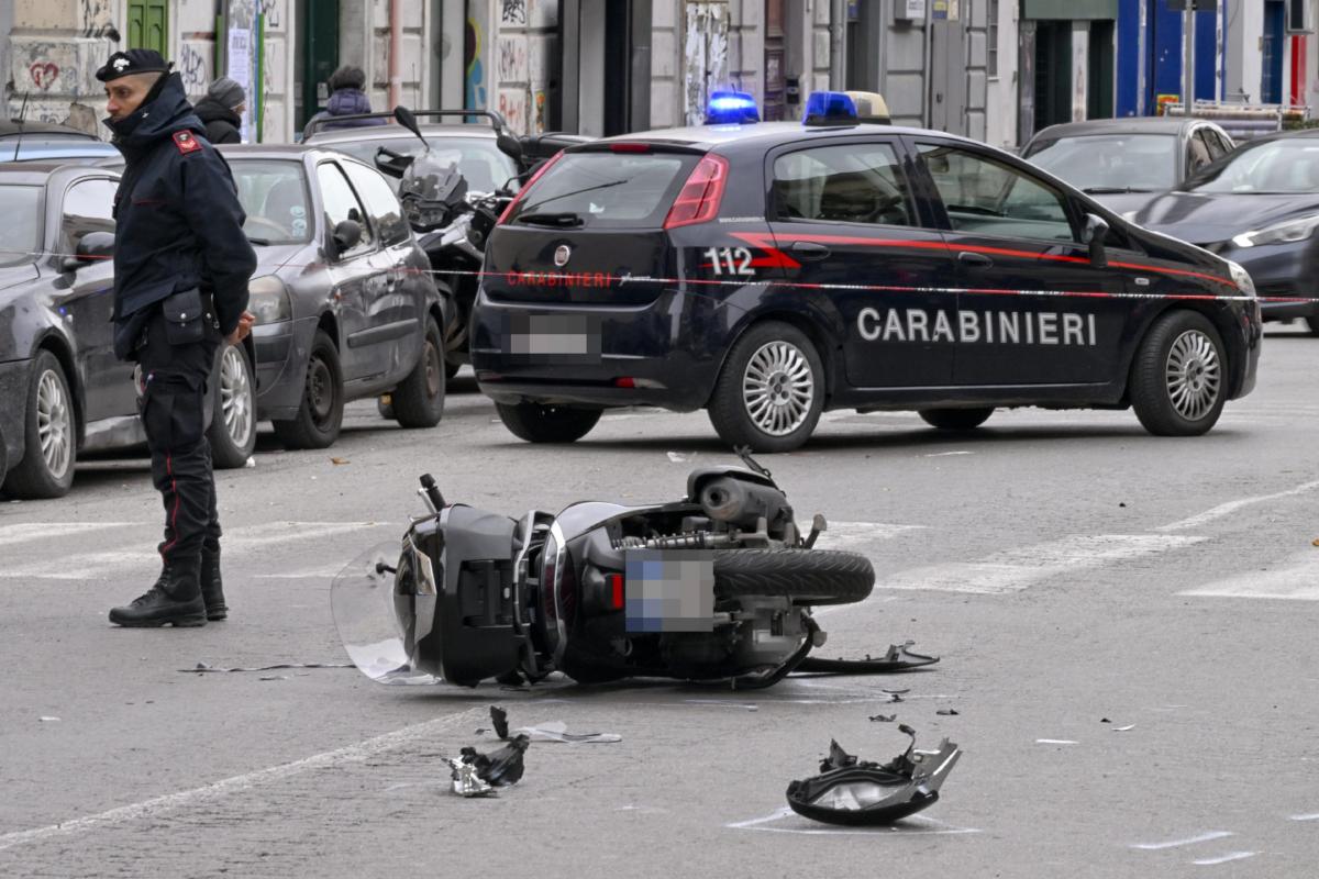 Napoli, 18enne in scooter travolge un carabiniere: ricoverati entra…