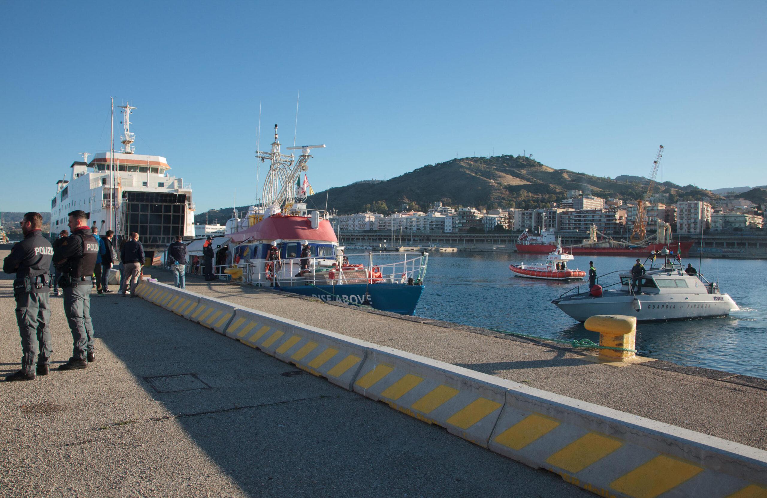 Incendio al porto di Reggio Calabria, distrutta nave dell’Università Mediterranea