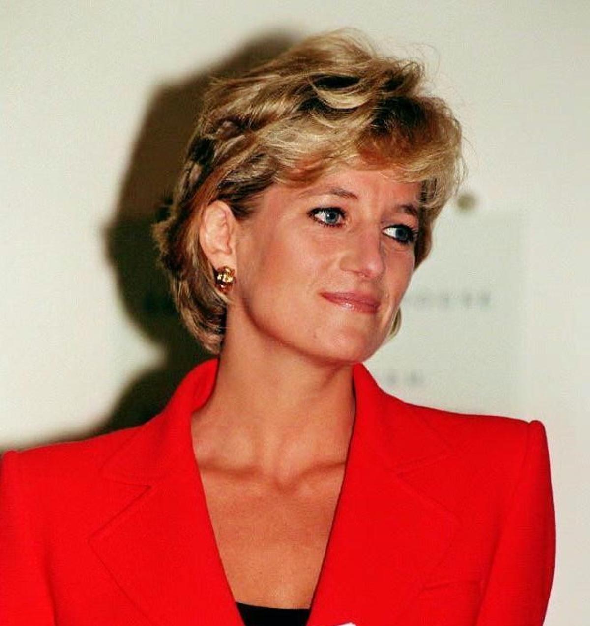 Lady Diana, all’asta il famoso maglione rosso con le pecore: ecco q…