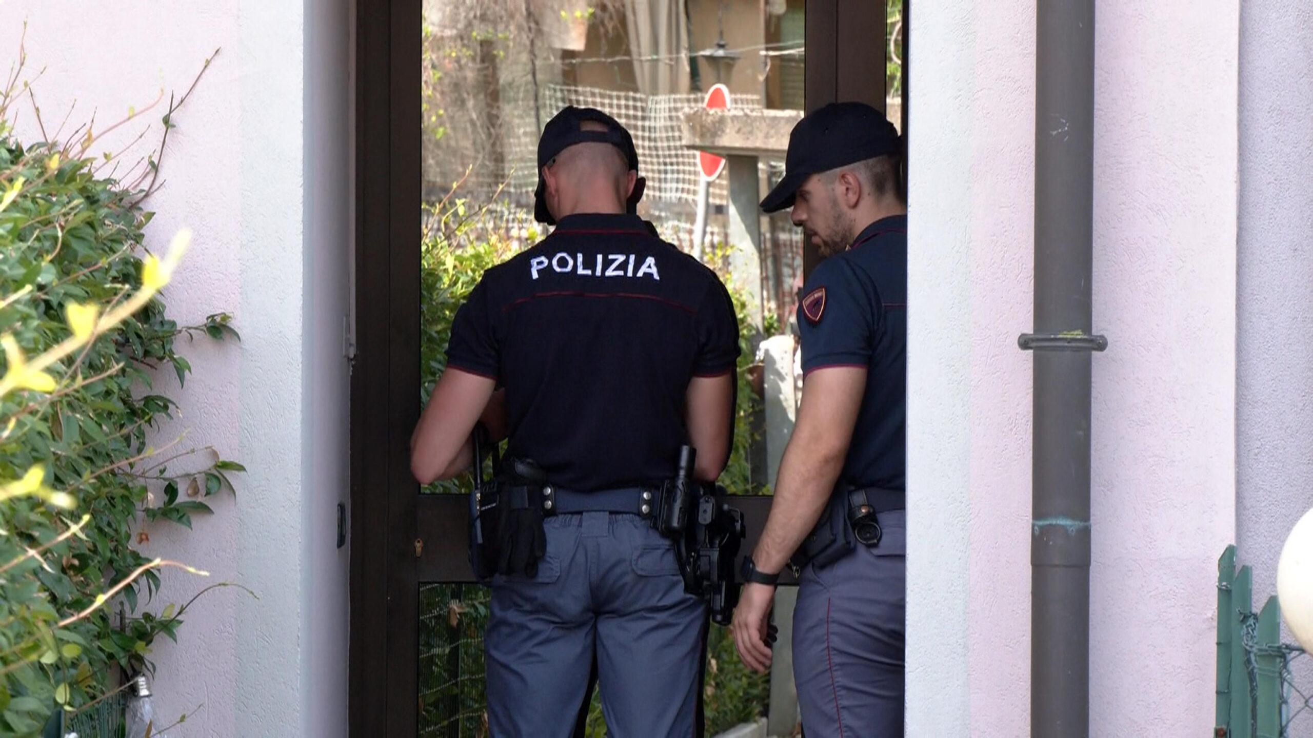 Omicidio-suicidio a Pozzuoli (Napoli): 50enne spara alla moglie e poi si toglie la vita, in casa anche i tre figli minori