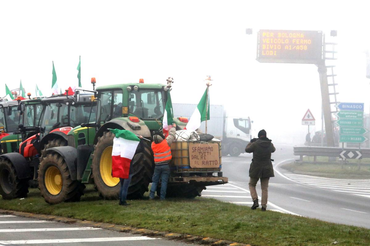 Proteste agricoltori, attesi 400 trattori al casello A1 Valdichiana | Cortei anche a Brescia, Voghera e Melegnano