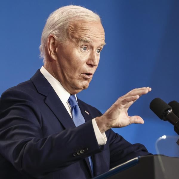 Usa, Biden è deciso: resterà in corsa. Non mancano le gaffe del presidente durante la conferenza stampa a Washington: chiama Harris “vicepresidente Trump”